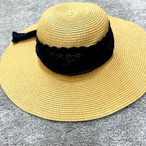 Women’s floppy hat.